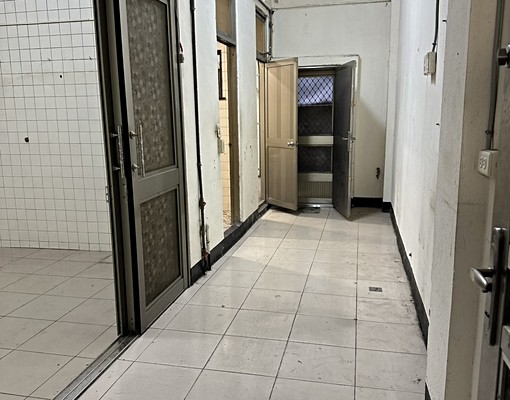 商圈店面|超級大坪數|地點超好|一樓可做生意樓上可分租套房 - Image 3