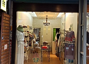 店面格局方正，左更衣室右庫存區