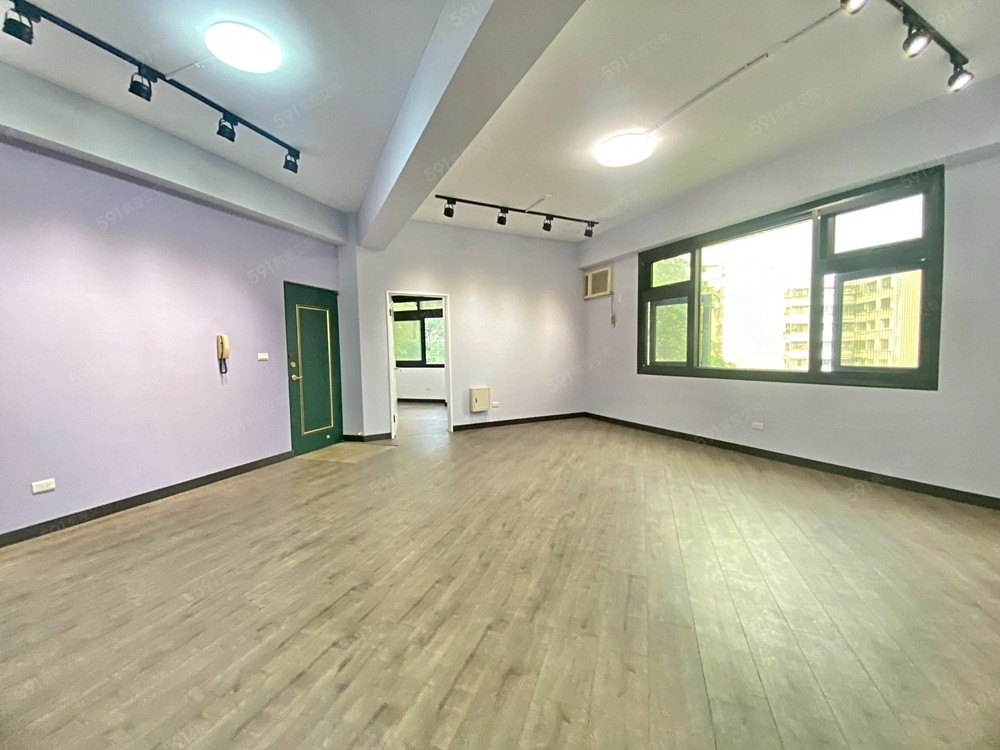 您要的「安靜又有格調」工作空間來了!
📸大窗開放空間