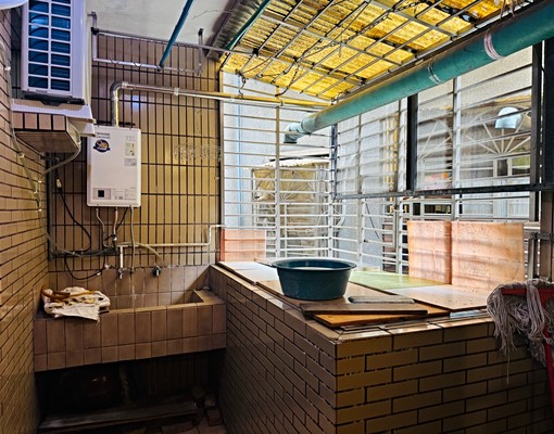 過馬路就到捷運站~大坪數四房~可規劃成辦公室 - Image 13