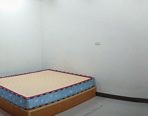 市政府附近東市場隔壁,三角窗雙面採光套房 - Image 2