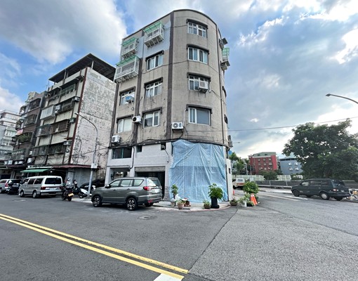捷運三重國小出口,邊間一樓,門口可停多台汽車,可營業登記 - Image 1