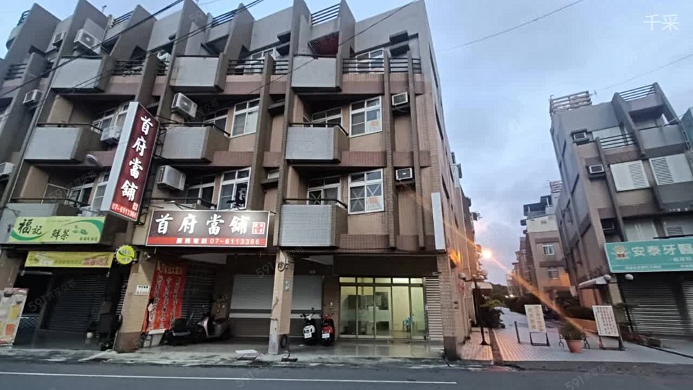 橋頭市中心車庫透天四房店住辦公佳 - Image 1