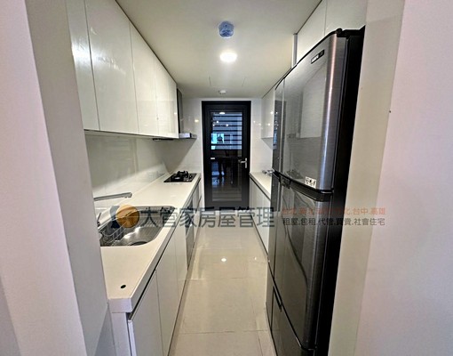 租巨城旁.全新屋況.採光佳.附冷氣 - Image 3