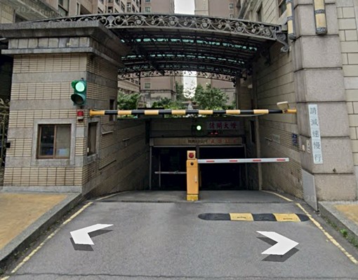 車位寬敞，位置絕佳。地下1樓，進地下車道後，右偏即達。 - Image 3