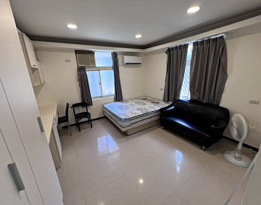 真理大學可租補美套 - Image 1