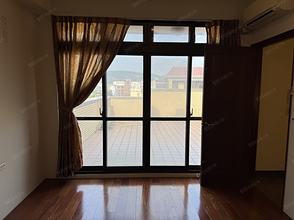 從室內往外看,山景一覽無遺。這樣的天光,讓回家也有渡假感。