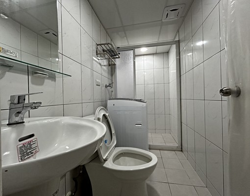 全新美裝潢4樓都已經出租剩5樓獨立套房1間 - Image 3