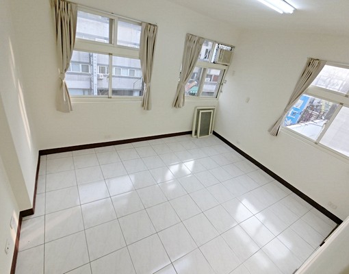 青海路重慶超大空間🌟三房小家庭首選🌟傢俱全配🌟租屋補助 - Image 1