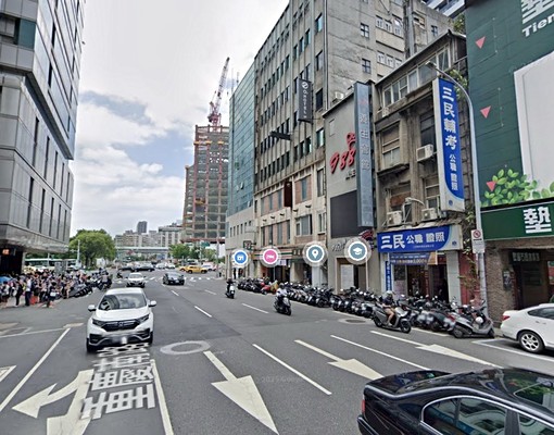 🏙【中正門牌、整棟透天金店面】🔥捷運出站就是錢潮☎️ - Image 2