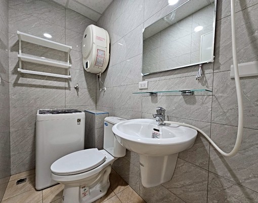 免仲介費~全新裝潢大套房~可租補~附家俱、家電 - Image 4