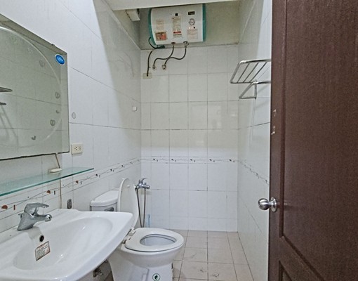 月租6000超值市中心新港街有陽台方正套房 - Image 2