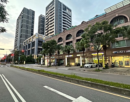 青埔高鐵站前二樓店面=樂居青埔小樂 - Image 1