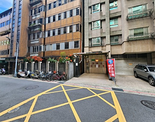 科技捷運站正後方，超便宜車位喔!!一個月只要3500喔!!! - Image 2