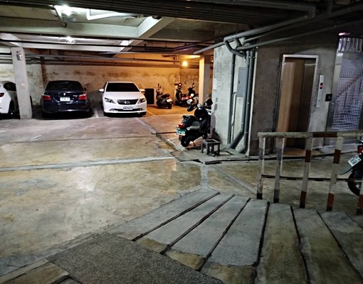 平面停車位近東菜市青年路 - Image 1