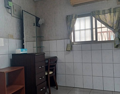 邊間大雅房有陽台廁所獨用及和室光線佳，室內停機車 - Image 2