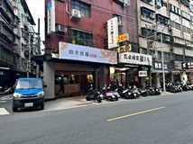 民族路民族路三角窗店面
