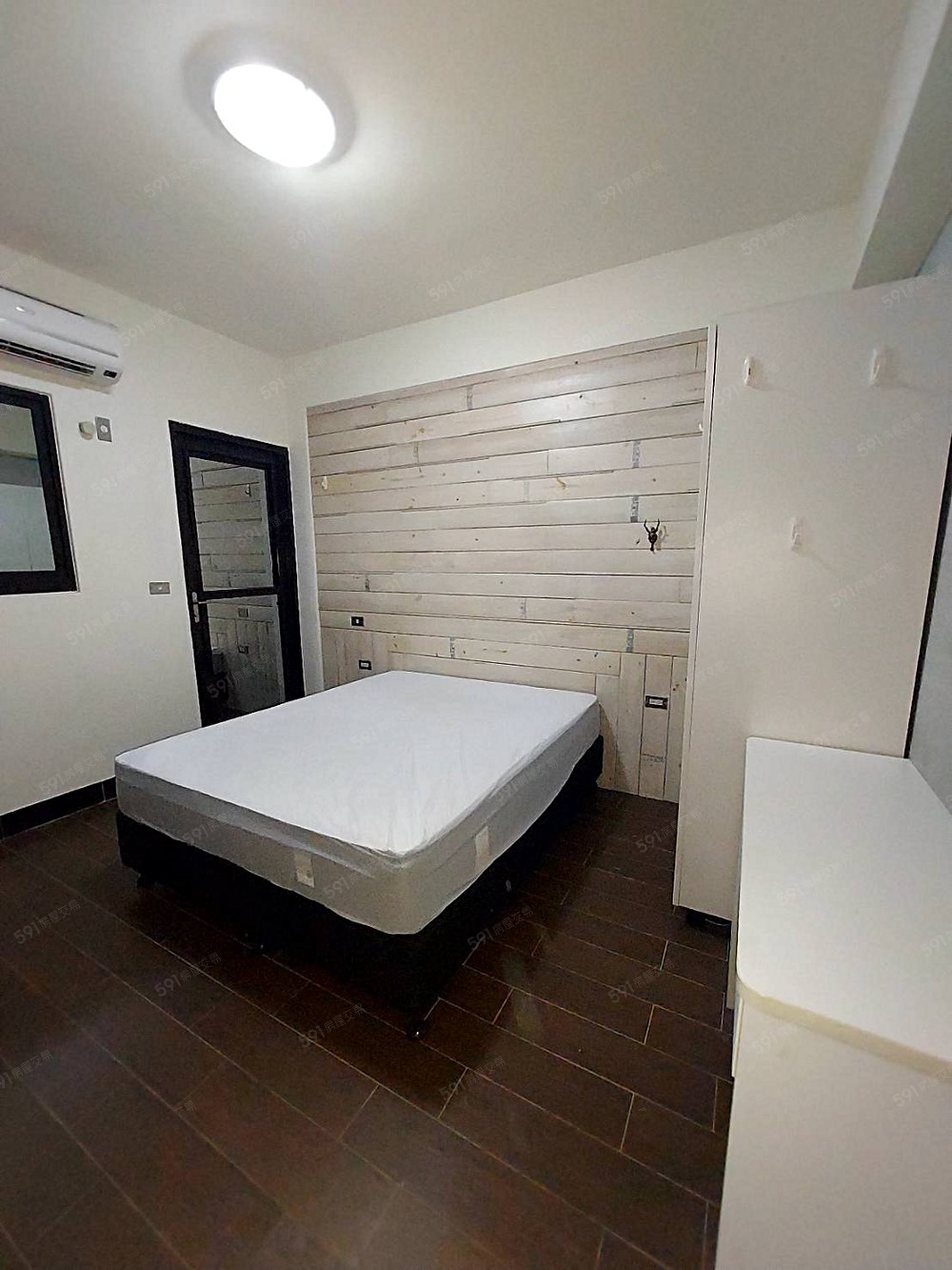 書桌一。臥室冷、暖氣機，提供您恰恰好的空調。