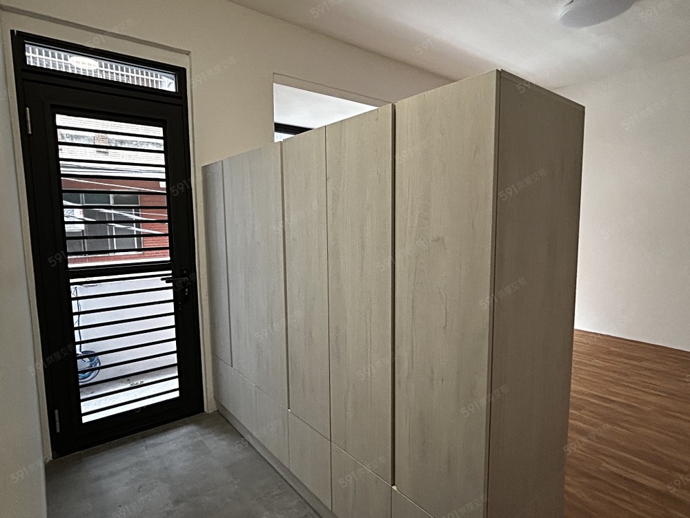 客廳鞋櫃+電視櫃，區隔內外空間。前面通小陽台。