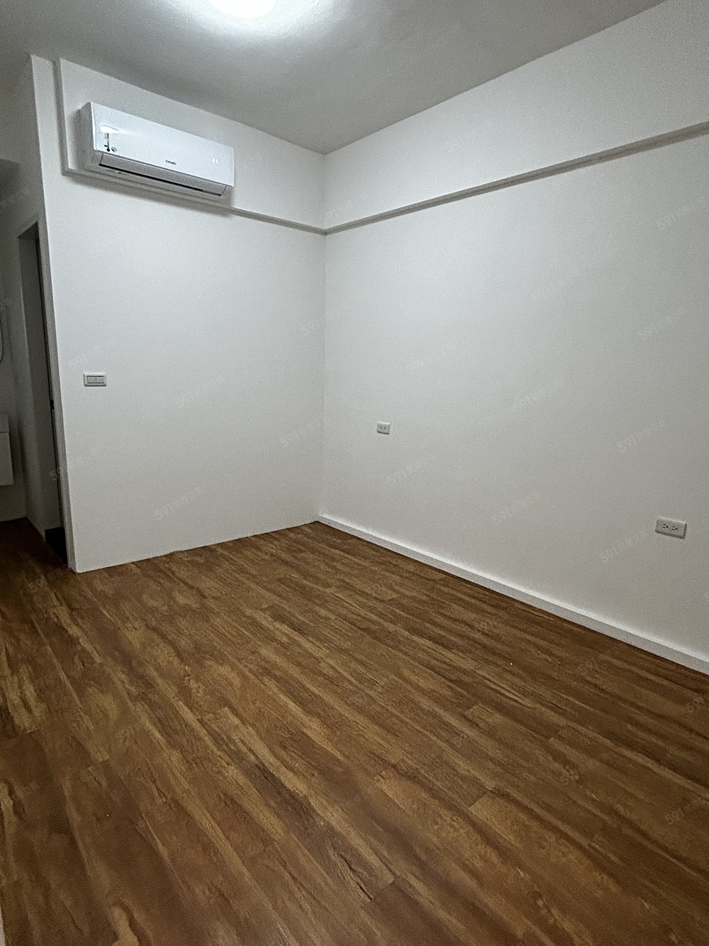 套房，附冷氣、衛浴。