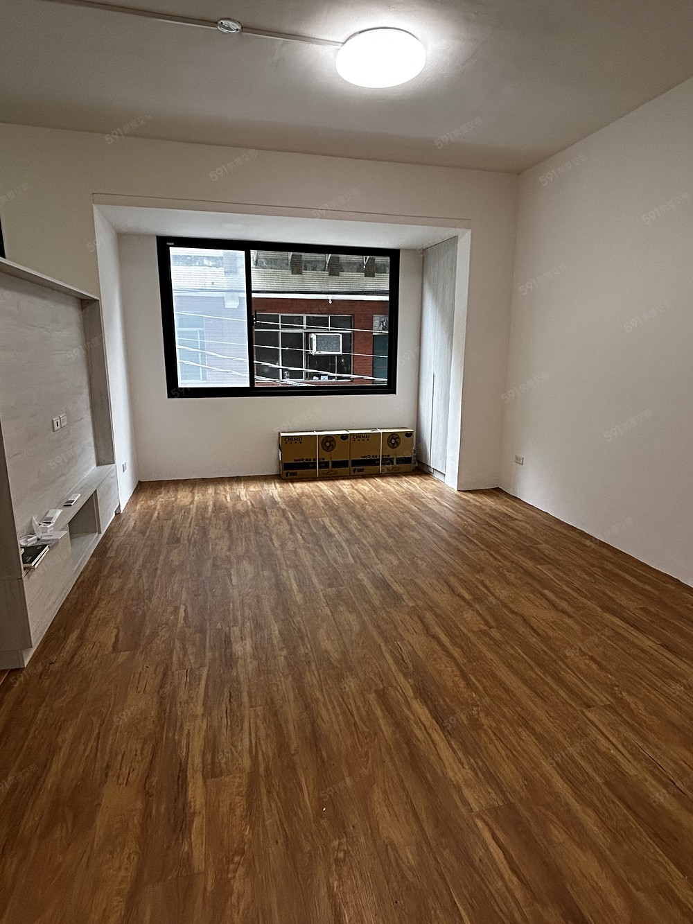 客廳大窗戶，使用DK氣密窗，採光、隔音良好。