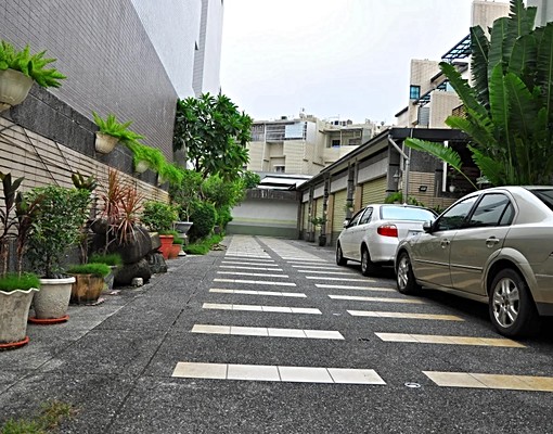 廣東路崇蘭國小旁-頂級別墅型雅房一樓兩戶 - Image 1