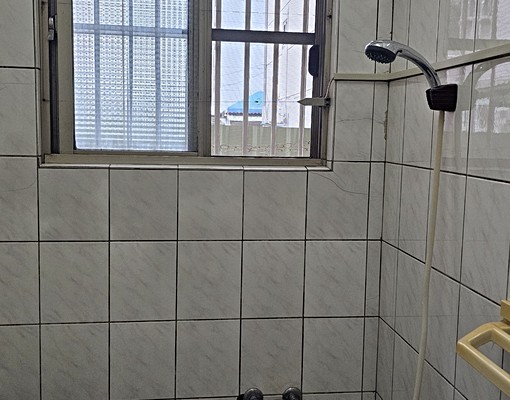 近夜市公車站市場乾淨明亮 - Image 3