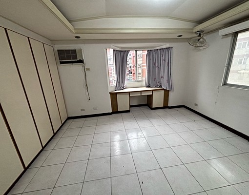 捷運新莊站稀有低公設大坪數4房近中正路新泰路 - Image 4