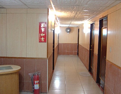 傢俱全,單純套房,半一樓半地下室.有對外窗 - Image 1