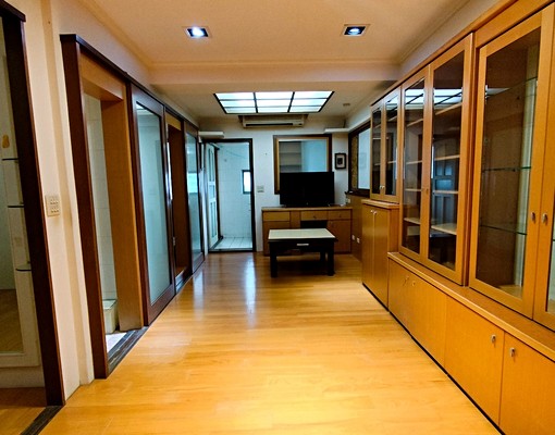 可租補~近巨城旁冷氣兩房~附家具 - Image 3