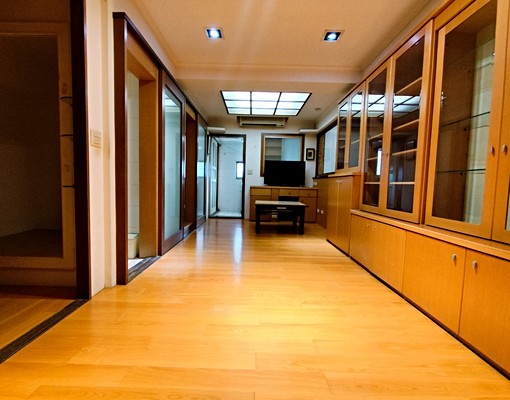 可租補~近巨城旁冷氣兩房~附家具 - Image 3