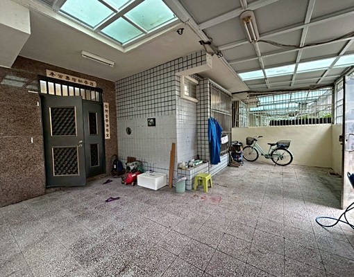 東區優質大面寬透天,可租補 - Image 13