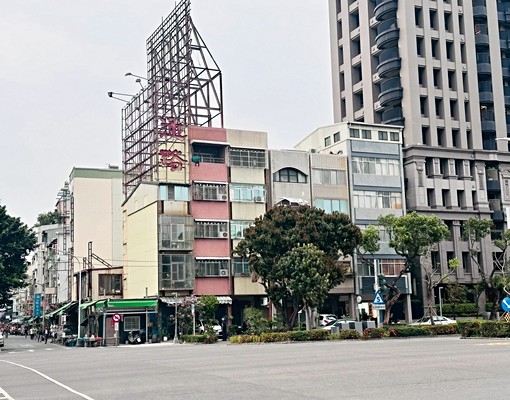 沃｜新興市場旁｜近中央公園｜面前道路50米｜稀有黃金店面出租 - Image 1