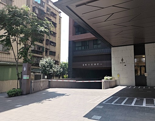 鄰近民權西路站平面大車位 - Image 2