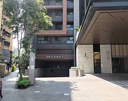 鄰近民權西路站平面大車位 - Image 1