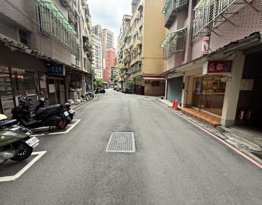🍎秒殺頂溪商圈~信義路室內車位愛車不淋雨(可年繳)🍎 - Image 2