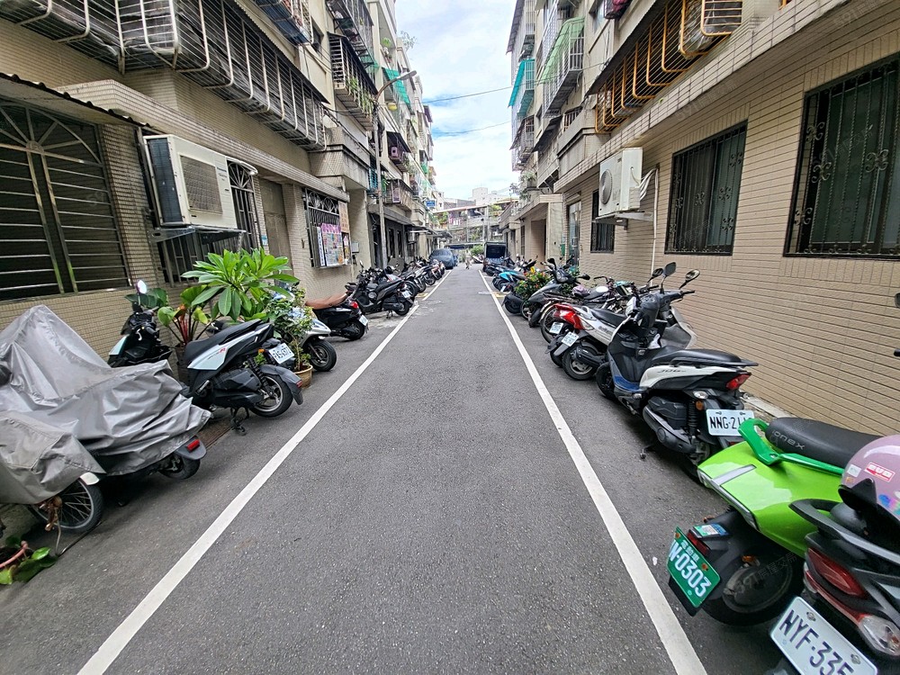 三民路~鄰家樂福~市場~有大露台2房 - Image 1