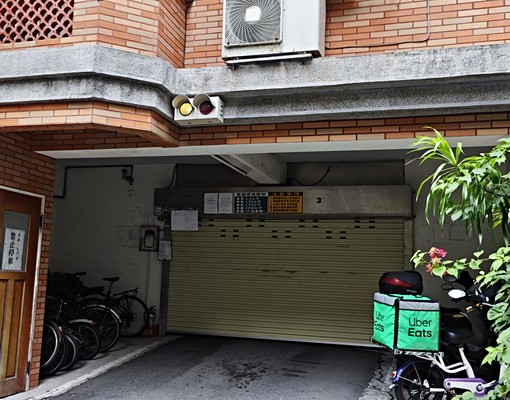 吳興街全自動機械停車位出租近世貿一館 - Image 1