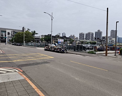 合宜住宅旁三角寬面的店面旁邊有停車場 - Image 3