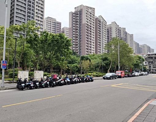 合宜住宅旁三角寬面的店面旁邊有停車場 - Image 5
