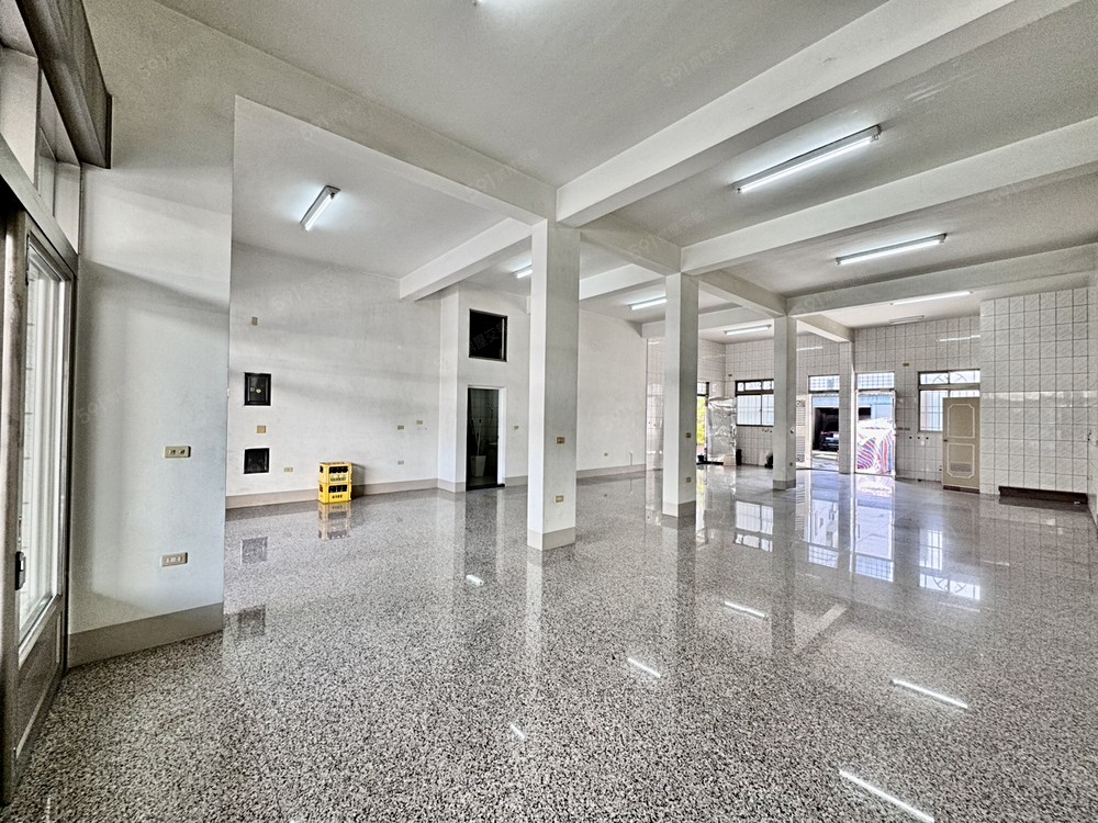 後面分別有二扇獨立對外門戶及二片玻璃,採光良好