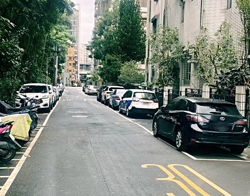 康寧社區B1室內坡平車位｜休旅可停、四門全開 - Image 1