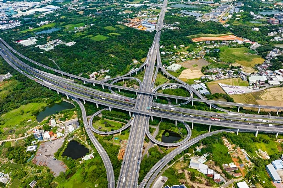 國道、快速道路交匯。