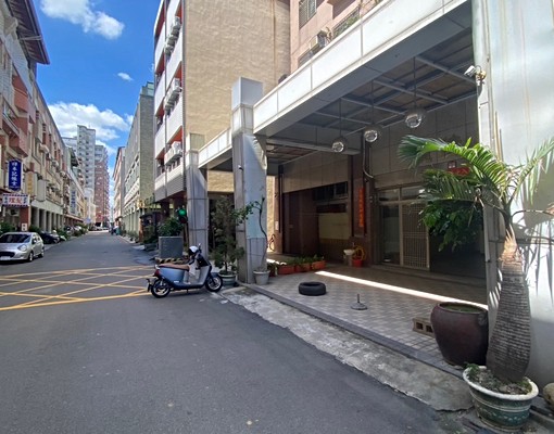 嶺東文山國小楓康/巷內大面寬店面1~2樓三房可營登可停三台車 - Image 2
