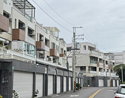 怡安商圈~近北外環~鄰路透天5房~空屋付冷氣.熱水器 - Image 1