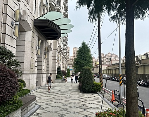 👍近埔心後站優質金店面👍 - Image 1