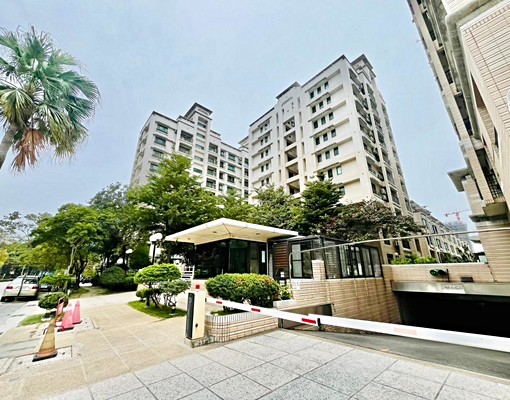 台南北區近新光三越台南小北門店 - Image 1