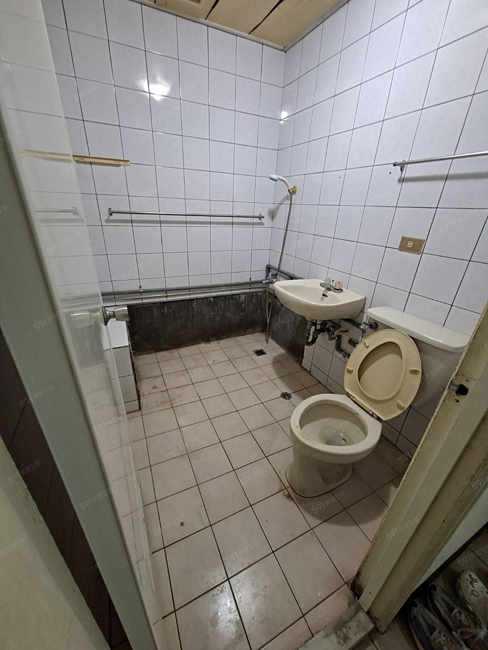 全新家俱、交通便利、生活機能佳、務必看完內文再約看房 - Image 1