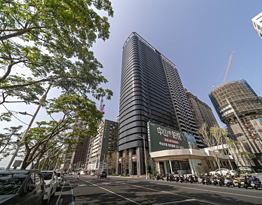 亞灣海⾳愛情河左岸全新裝潢⼆房平⾞ - Image 1