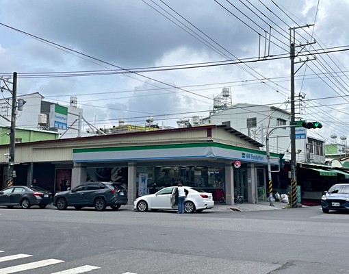 ⭐️租⭐️屏東鹽埔三角窗金店面整棟出租 - Image 4